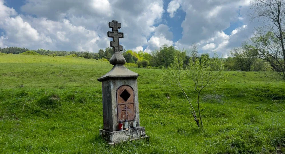 Przydrożny krzyż i stary sad w miejscu dawnej wsi łemkowskiej