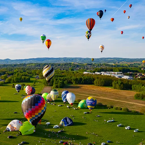 Kolorowe balony nad Krosnem podczas Górskich Zawodów Balonowych