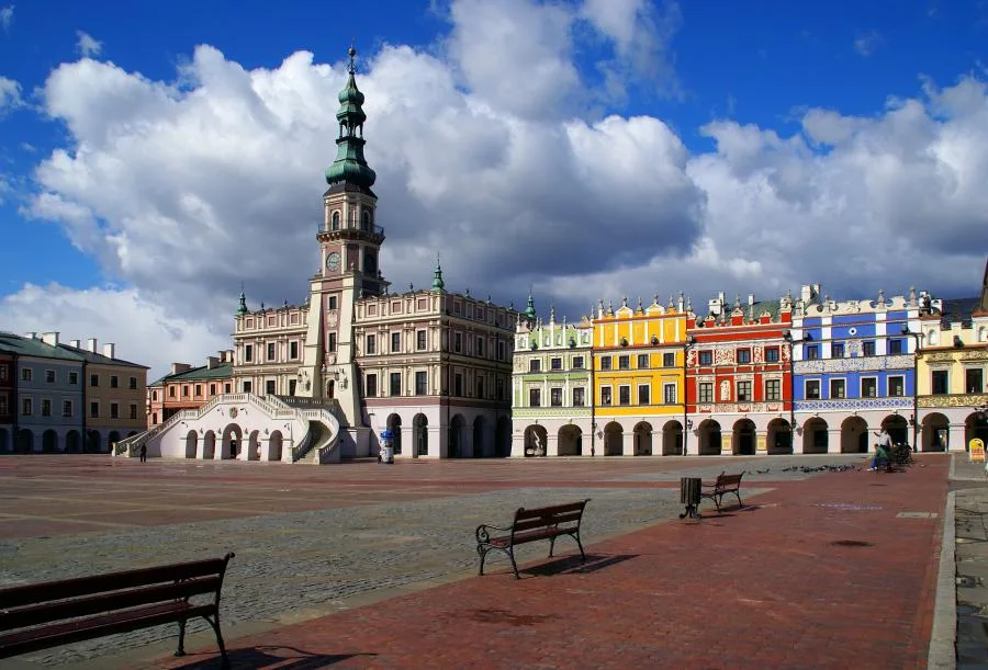 Rynek Wielki w Zamościu z ratuszem i kamienicami z podcieniami